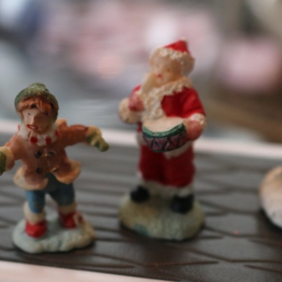 Large pieces CHRISTMAS VILLAGE Figurine Lot People Accessories figures lot #2 - Picture 7 of 9